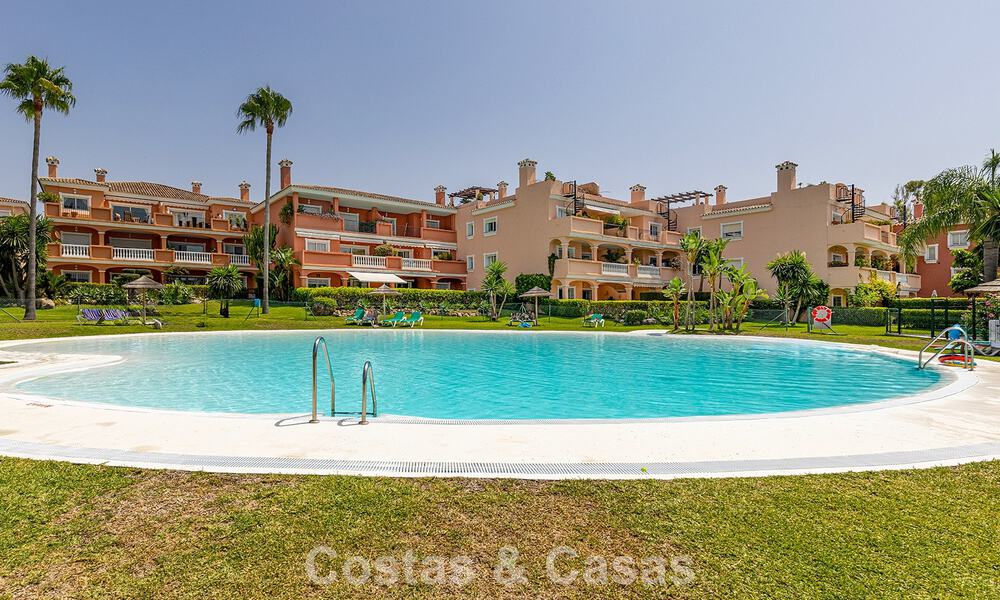 Gelijkvloers appartement met privétuin te koop op een steenworp van het strand op de New Golden Mile tussen Marbella en Estepona 804515