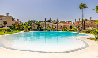 Gelijkvloers appartement met privétuin te koop op een steenworp van het strand op de New Golden Mile tussen Marbella en Estepona 804516 