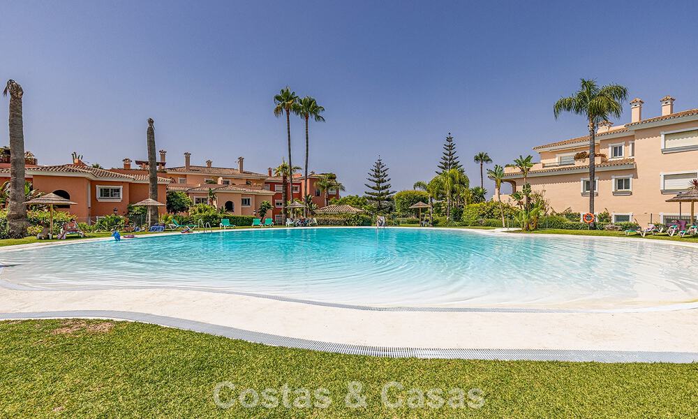 Gelijkvloers appartement met privétuin te koop op een steenworp van het strand op de New Golden Mile tussen Marbella en Estepona 804517