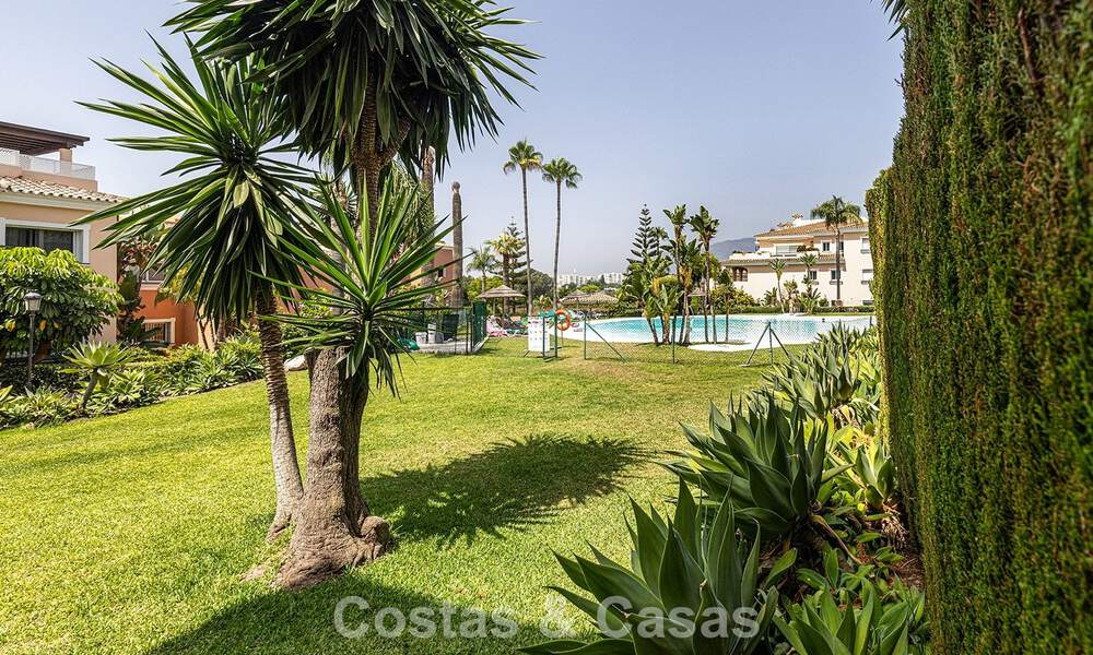Gelijkvloers appartement met privétuin te koop op een steenworp van het strand op de New Golden Mile tussen Marbella en Estepona 804519