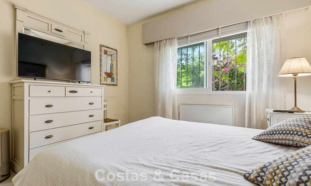 Gelijkvloers appartement met privétuin te koop op een steenworp van het strand op de New Golden Mile tussen Marbella en Estepona 804520