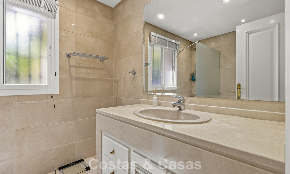 Gelijkvloers appartement met privétuin te koop op een steenworp van het strand op de New Golden Mile tussen Marbella en Estepona 804525