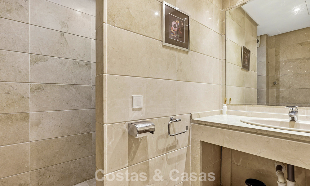 Gelijkvloers appartement met privétuin te koop op een steenworp van het strand op de New Golden Mile tussen Marbella en Estepona 804528