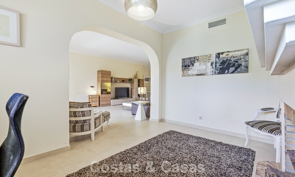 Gelijkvloers appartement met privétuin te koop op een steenworp van het strand op de New Golden Mile tussen Marbella en Estepona 804532