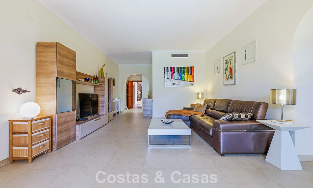 Gelijkvloers appartement met privétuin te koop op een steenworp van het strand op de New Golden Mile tussen Marbella en Estepona 804533
