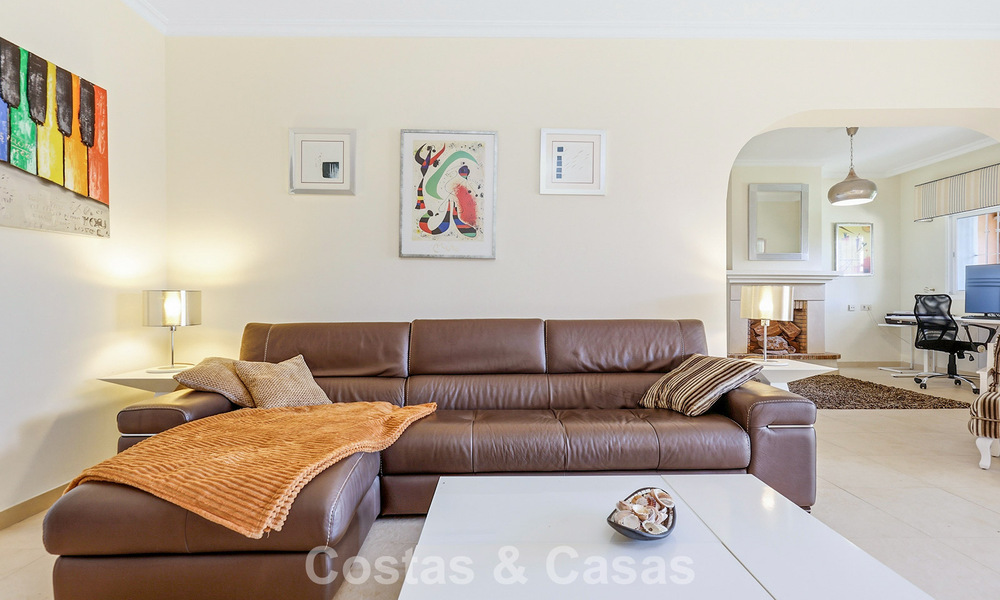 Gelijkvloers appartement met privétuin te koop op een steenworp van het strand op de New Golden Mile tussen Marbella en Estepona 804535