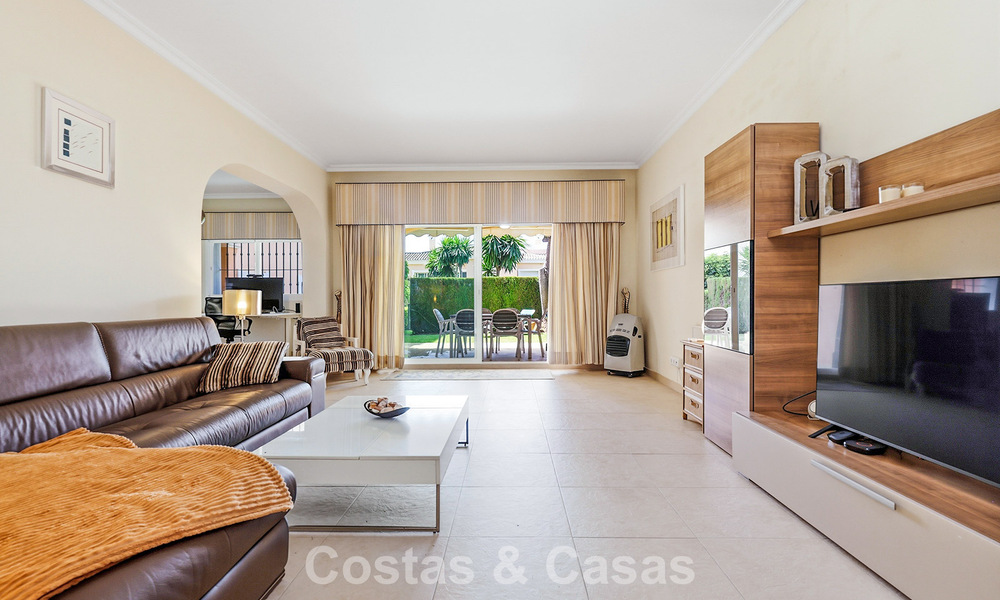 Gelijkvloers appartement met privétuin te koop op een steenworp van het strand op de New Golden Mile tussen Marbella en Estepona 804539