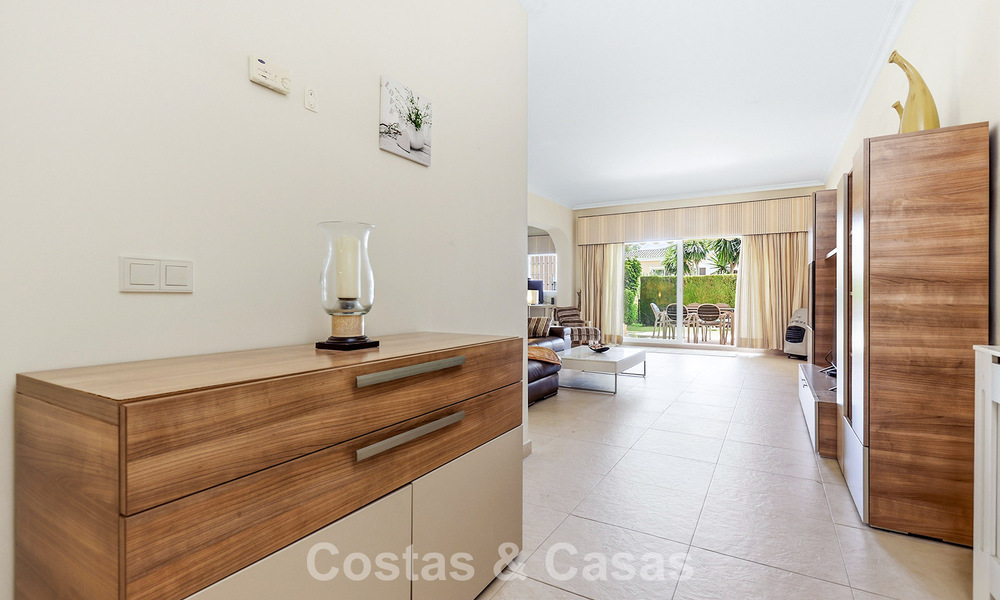 Gelijkvloers appartement met privétuin te koop op een steenworp van het strand op de New Golden Mile tussen Marbella en Estepona 804540
