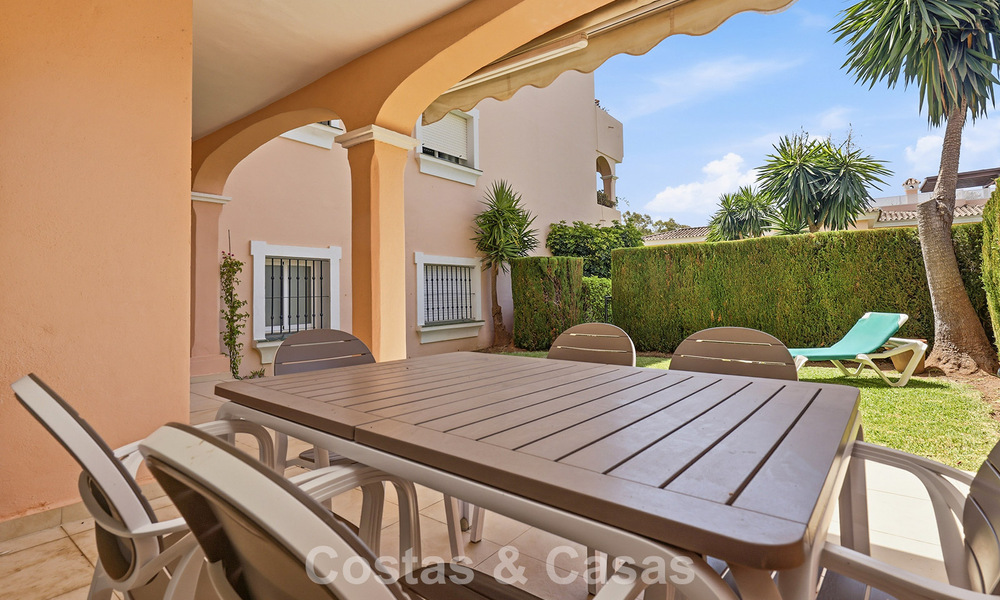 Gelijkvloers appartement met privétuin te koop op een steenworp van het strand op de New Golden Mile tussen Marbella en Estepona 804541