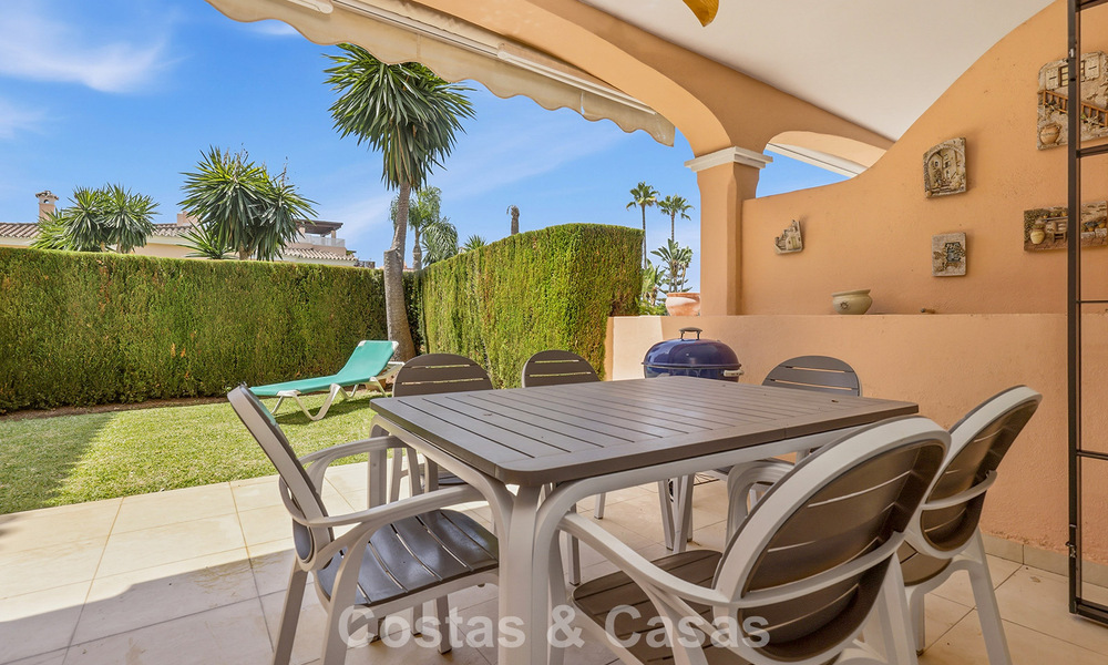 Gelijkvloers appartement met privétuin te koop op een steenworp van het strand op de New Golden Mile tussen Marbella en Estepona 804542