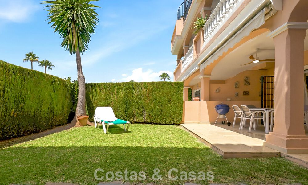 Gelijkvloers appartement met privétuin te koop op een steenworp van het strand op de New Golden Mile tussen Marbella en Estepona 804543