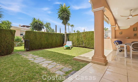 Gelijkvloers appartement met privétuin te koop op een steenworp van het strand op de New Golden Mile tussen Marbella en Estepona 804544