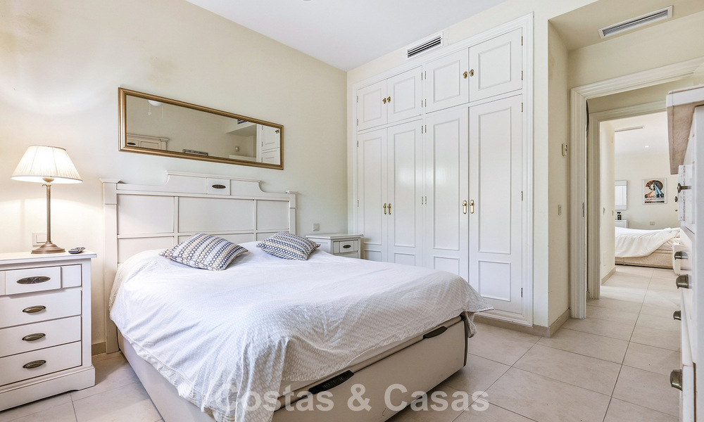Gelijkvloers appartement met privétuin te koop op een steenworp van het strand op de New Golden Mile tussen Marbella en Estepona 804548