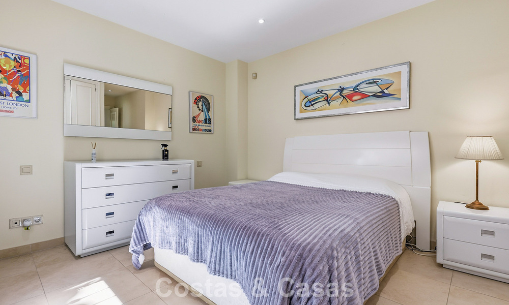 Gelijkvloers appartement met privétuin te koop op een steenworp van het strand op de New Golden Mile tussen Marbella en Estepona 804549