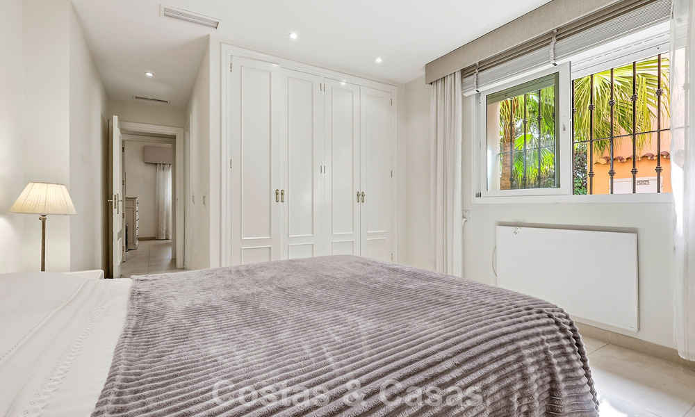 Gelijkvloers appartement met privétuin te koop op een steenworp van het strand op de New Golden Mile tussen Marbella en Estepona 804550