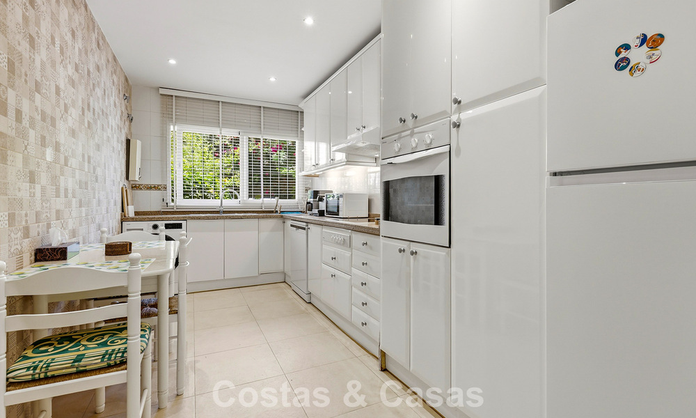 Gelijkvloers appartement met privétuin te koop op een steenworp van het strand op de New Golden Mile tussen Marbella en Estepona 804552