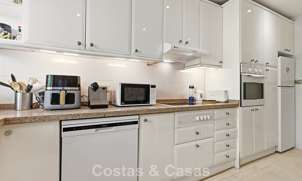 Gelijkvloers appartement met privétuin te koop op een steenworp van het strand op de New Golden Mile tussen Marbella en Estepona 804554