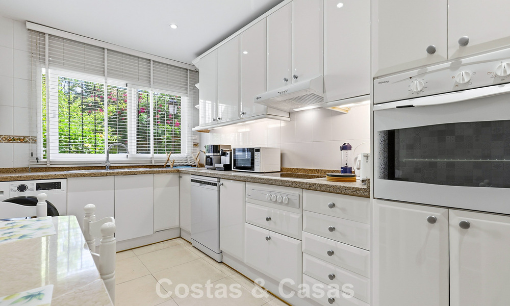 Gelijkvloers appartement met privétuin te koop op een steenworp van het strand op de New Golden Mile tussen Marbella en Estepona 804556