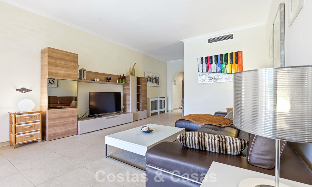 Gelijkvloers appartement met privétuin te koop op een steenworp van het strand op de New Golden Mile tussen Marbella en Estepona 804558