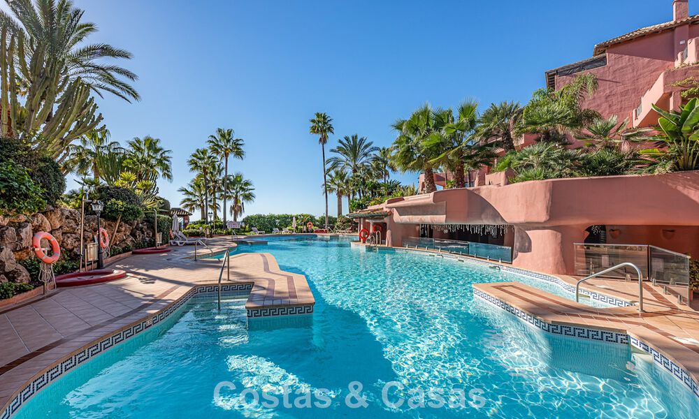 Prestigieus tuinappartement te koop in een toonaangevend, eerstelijnsstrand complex tussen Marbella en Estepona 804960