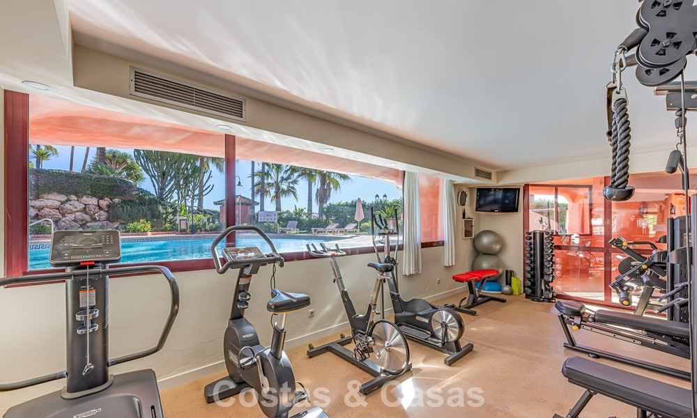 Prestigieus tuinappartement te koop in een toonaangevend, eerstelijnsstrand complex tussen Marbella en Estepona 804962