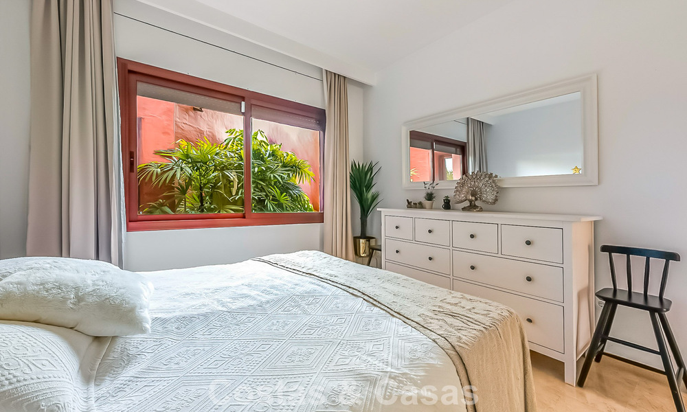 Prestigieus tuinappartement te koop in een toonaangevend, eerstelijnsstrand complex tussen Marbella en Estepona 804965
