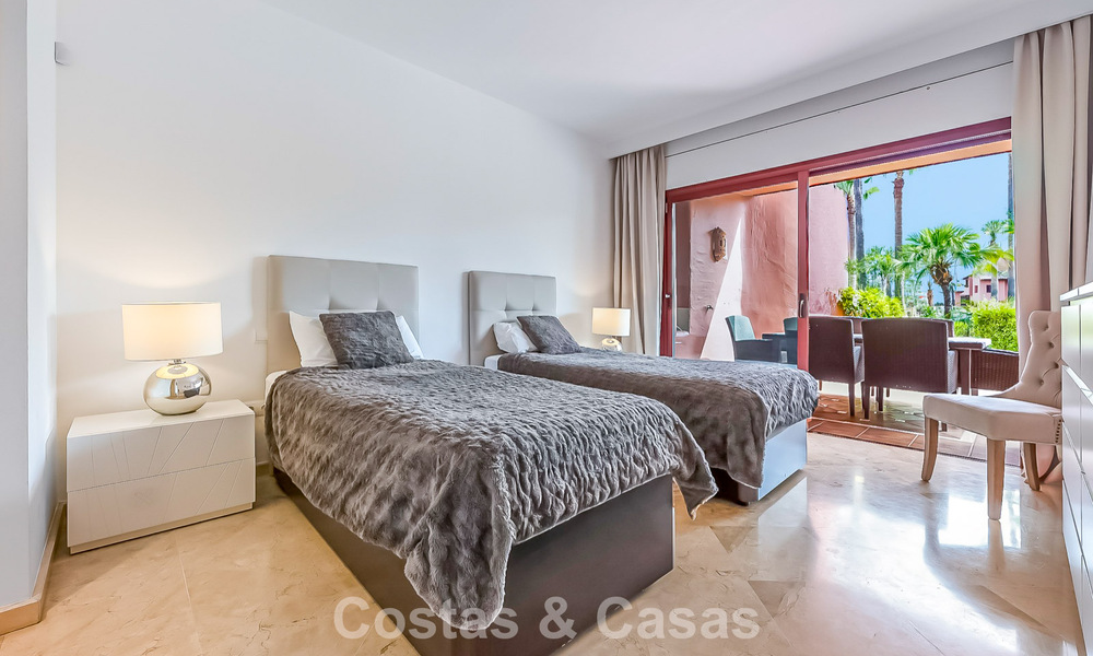 Prestigieus tuinappartement te koop in een toonaangevend, eerstelijnsstrand complex tussen Marbella en Estepona 804966