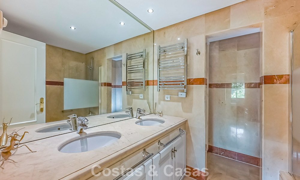 Prestigieus tuinappartement te koop in een toonaangevend, eerstelijnsstrand complex tussen Marbella en Estepona 804967