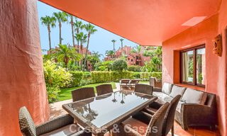 Prestigieus tuinappartement te koop in een toonaangevend, eerstelijnsstrand complex tussen Marbella en Estepona 804968 