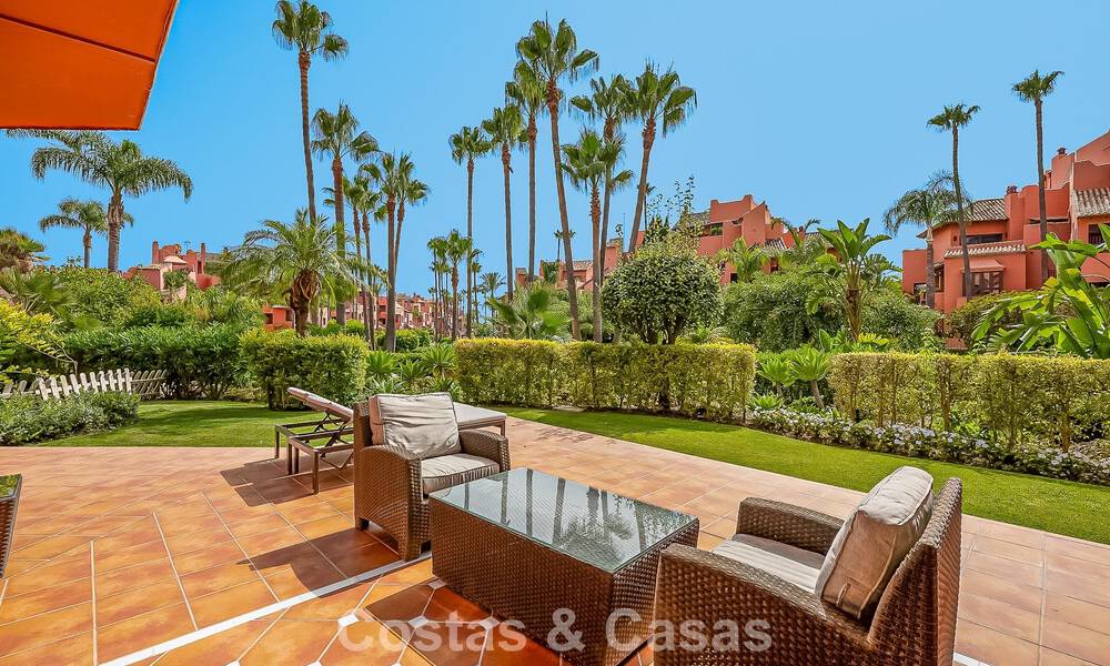 Prestigieus tuinappartement te koop in een toonaangevend, eerstelijnsstrand complex tussen Marbella en Estepona 804970