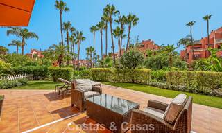 Prestigieus tuinappartement te koop in een toonaangevend, eerstelijnsstrand complex tussen Marbella en Estepona 804970 