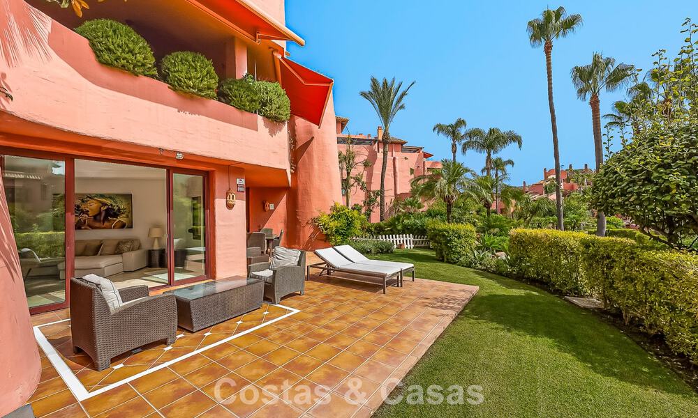 Prestigieus tuinappartement te koop in een toonaangevend, eerstelijnsstrand complex tussen Marbella en Estepona 804971