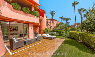 Prestigieus tuinappartement te koop in een toonaangevend, eerstelijnsstrand complex tussen Marbella en Estepona 804971 