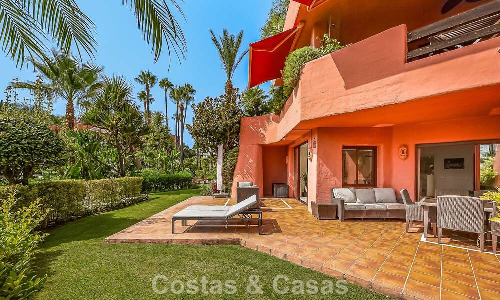 Prestigieus tuinappartement te koop in een toonaangevend, eerstelijnsstrand complex tussen Marbella en Estepona 804972