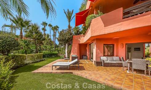 Prestigieus tuinappartement te koop in een toonaangevend, eerstelijnsstrand complex tussen Marbella en Estepona 804972
