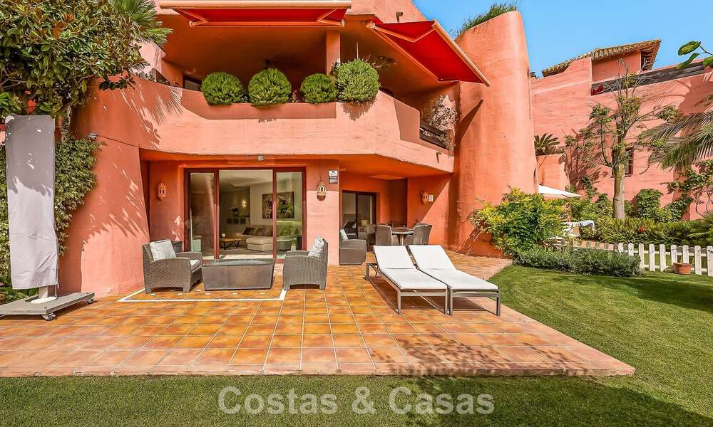 Prestigieus tuinappartement te koop in een toonaangevend, eerstelijnsstrand complex tussen Marbella en Estepona 804973