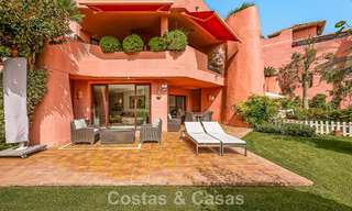 Prestigieus tuinappartement te koop in een toonaangevend, eerstelijnsstrand complex tussen Marbella en Estepona 804973 