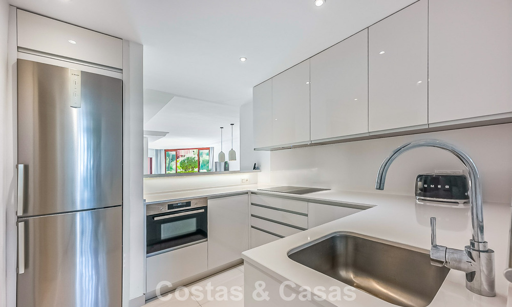 Prestigieus tuinappartement te koop in een toonaangevend, eerstelijnsstrand complex tussen Marbella en Estepona 804975