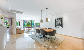 Prestigieus tuinappartement te koop in een toonaangevend, eerstelijnsstrand complex tussen Marbella en Estepona 804977 