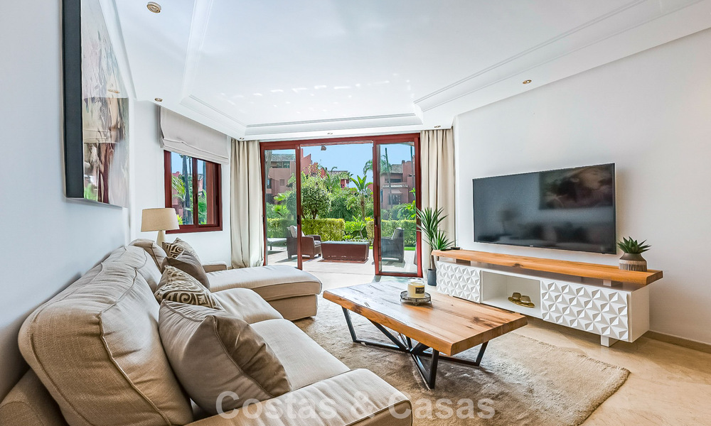 Prestigieus tuinappartement te koop in een toonaangevend, eerstelijnsstrand complex tussen Marbella en Estepona 804978