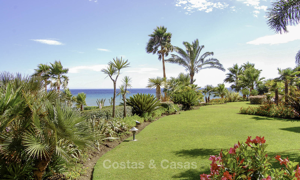 Prestigieus tuinappartement te koop in een toonaangevend, eerstelijnsstrand complex tussen Marbella en Estepona 805000