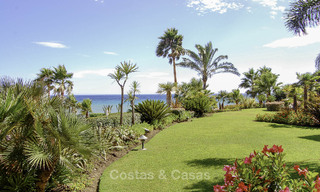 Prestigieus tuinappartement te koop in een toonaangevend, eerstelijnsstrand complex tussen Marbella en Estepona 805000 