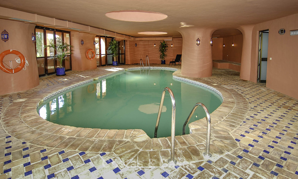 Prestigieus tuinappartement te koop in een toonaangevend, eerstelijnsstrand complex tussen Marbella en Estepona 805002