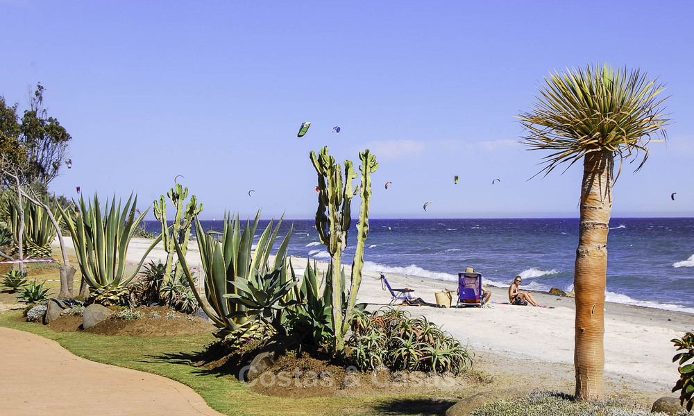 Prestigieus tuinappartement te koop in een toonaangevend, eerstelijnsstrand complex tussen Marbella en Estepona 805005