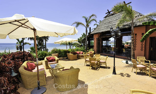 Prestigieus tuinappartement te koop in een toonaangevend, eerstelijnsstrand complex tussen Marbella en Estepona 805006 