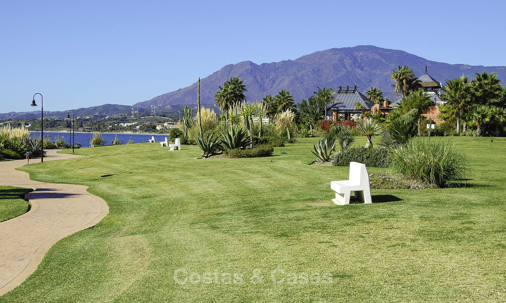 Prestigieus tuinappartement te koop in een toonaangevend, eerstelijnsstrand complex tussen Marbella en Estepona 805007