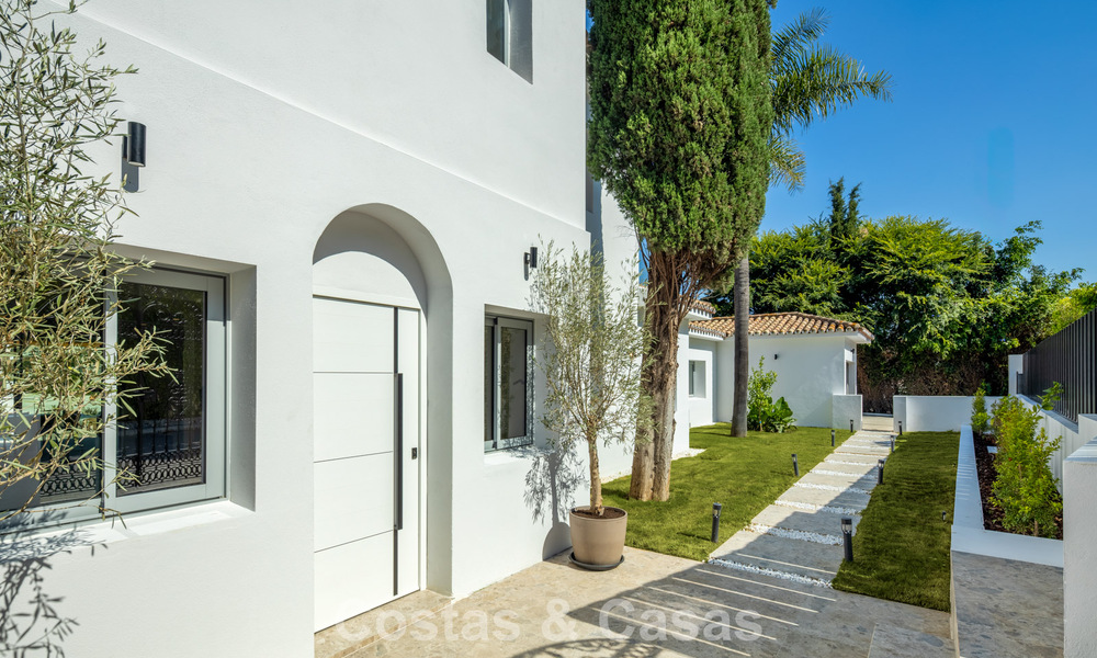 Spaanse villa met een modern interieur en een grote tuin te koop op de New Golden Mile in Benahavis tussen Marbella en Estepona 804849