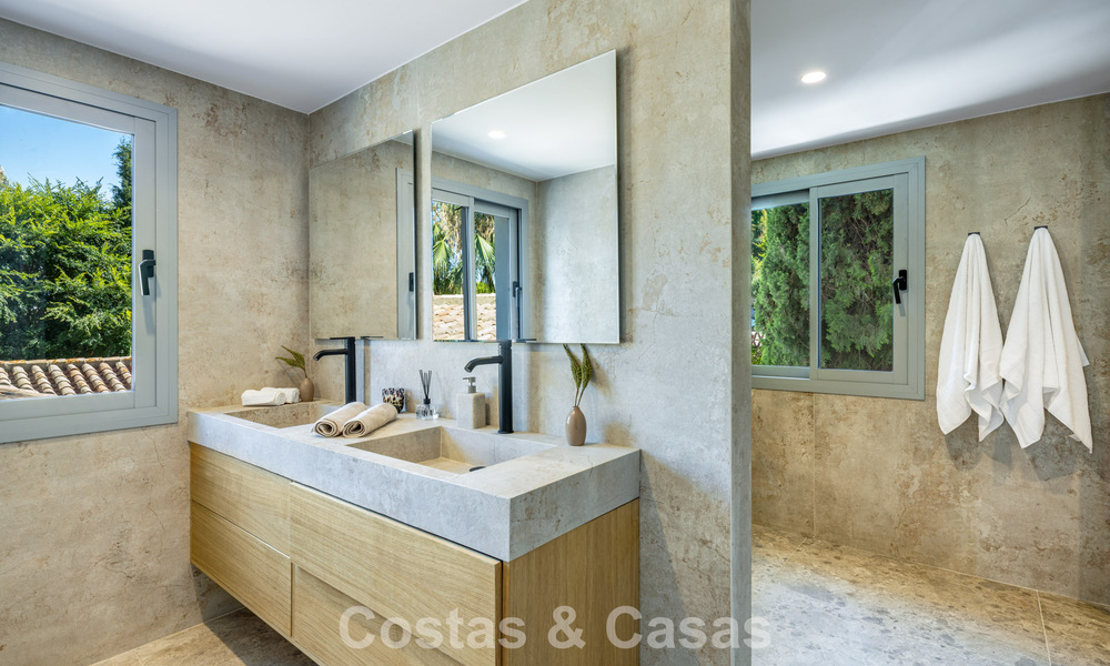 Spaanse villa met een modern interieur en een grote tuin te koop op de New Golden Mile in Benahavis tussen Marbella en Estepona 804851