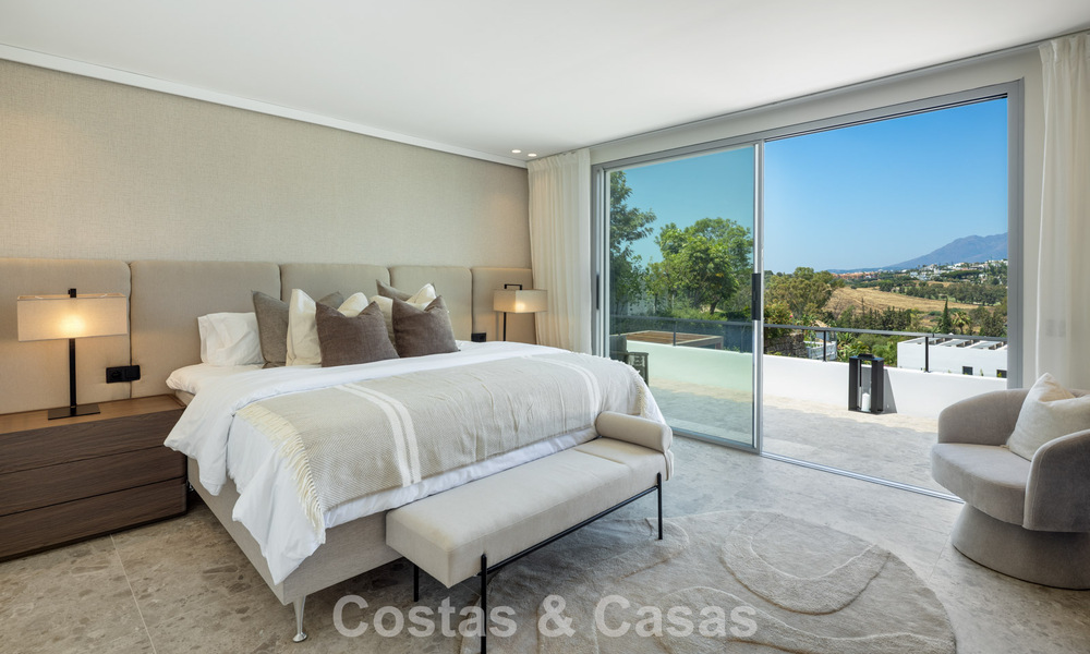Spaanse villa met een modern interieur en een grote tuin te koop op de New Golden Mile in Benahavis tussen Marbella en Estepona 804856