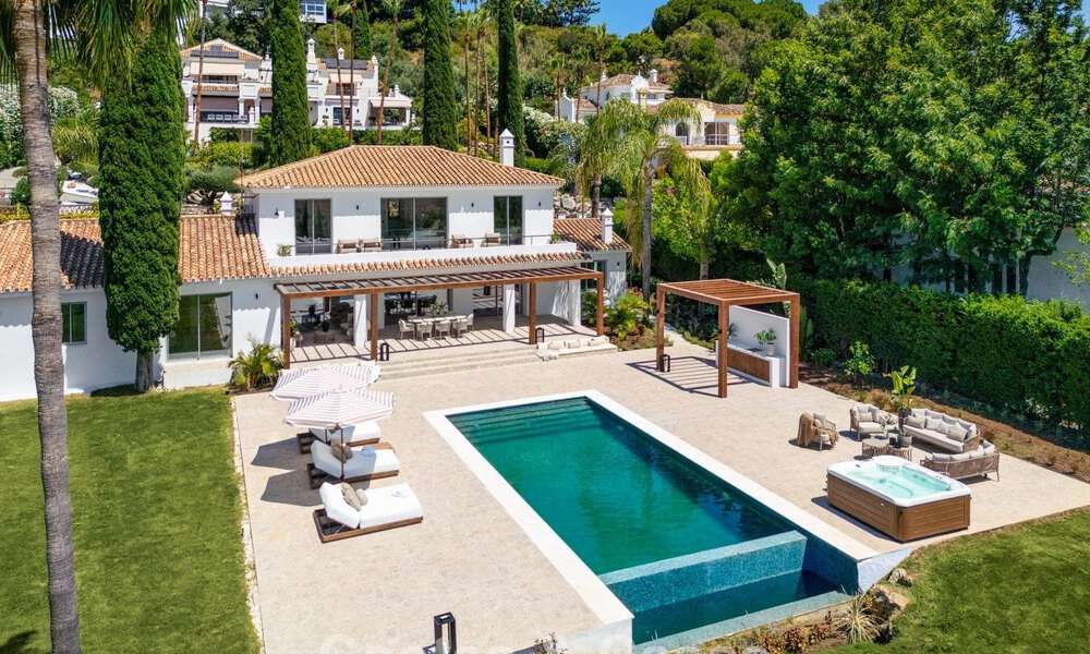 Spaanse villa met een modern interieur en een grote tuin te koop op de New Golden Mile in Benahavis tussen Marbella en Estepona 804876